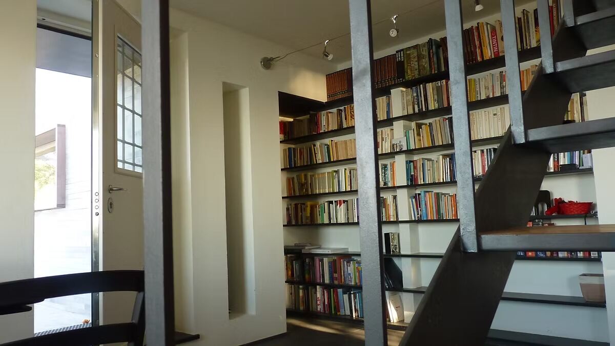 Living con libreria su misura ristrutturazione Genova